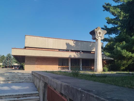 Eines der zentralen Gebäude besagter Kinderstadt, mitsamt Statue - ist's jetzt eine Blume, ein stilisierter Sowjetstern oder beides?