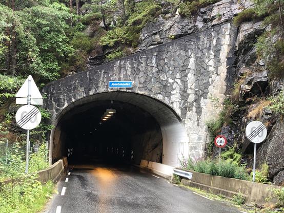 Eingangsportal des Jona-Straßentunnels bei Jondal/Norwegen.