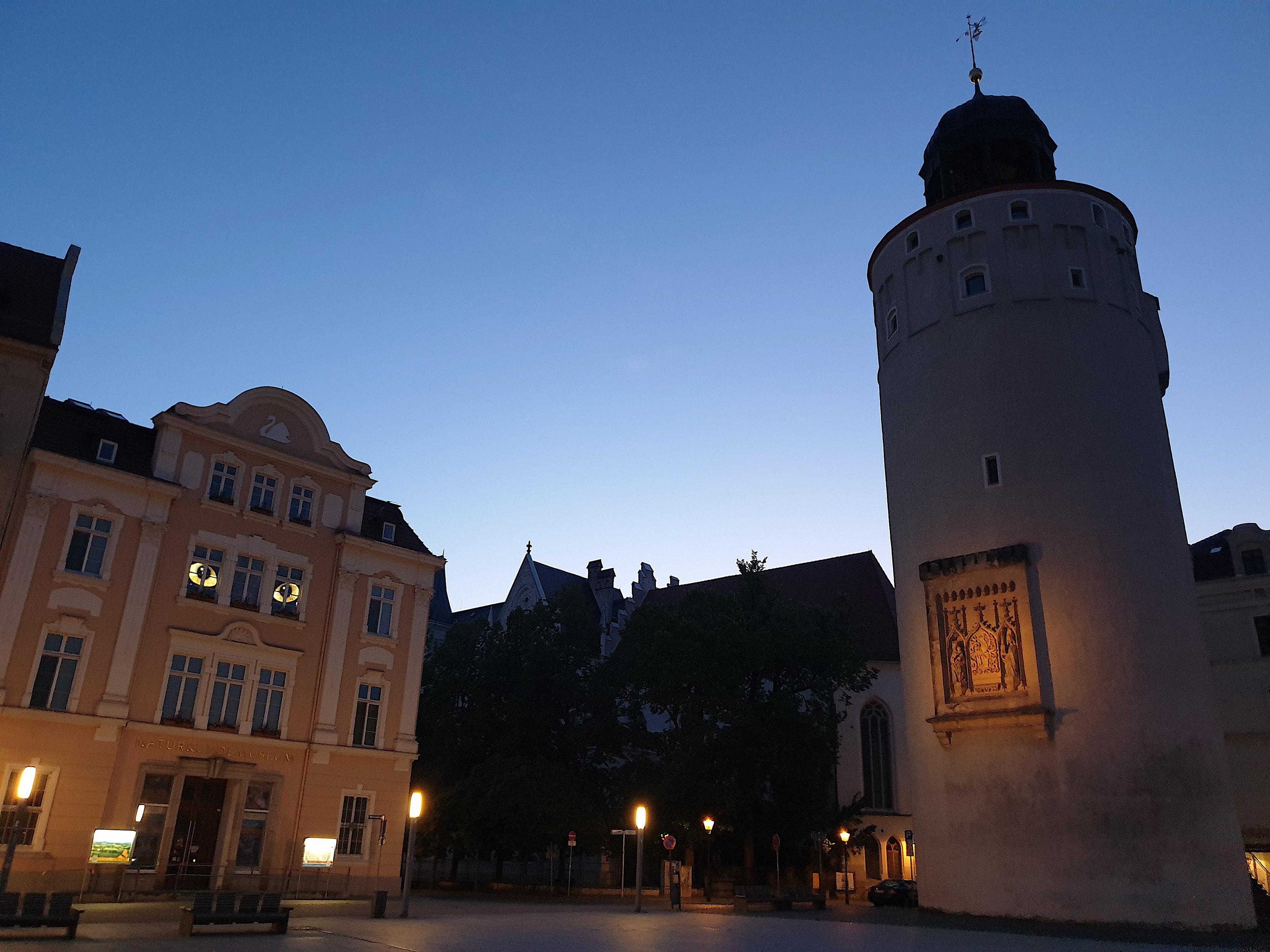 Naturkundemuseum und Frauenturm bei Mittsommernacht.