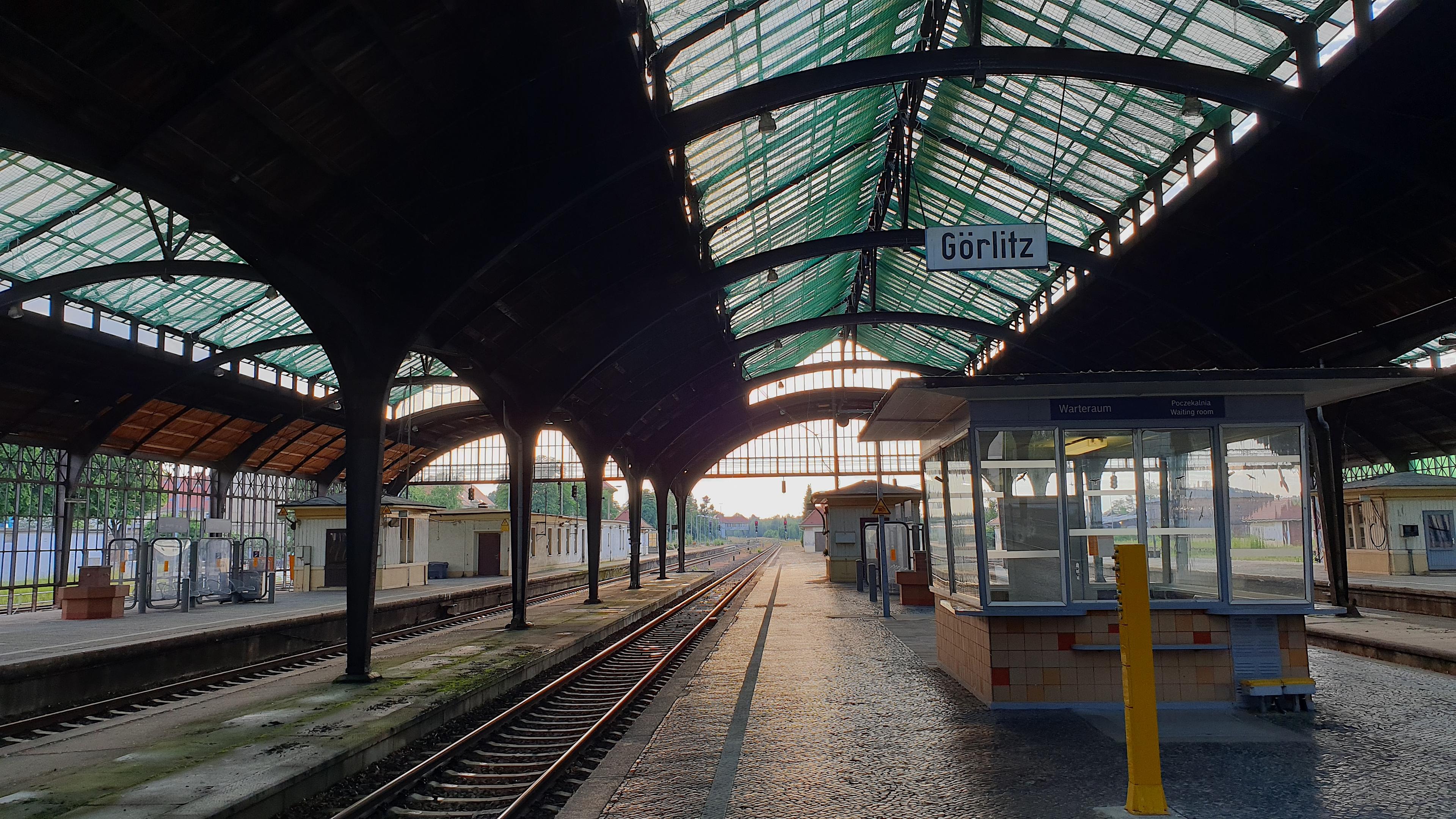Menschleer bei Tag. Gleise und Bahnsteige Görlitzer Bahnhof.