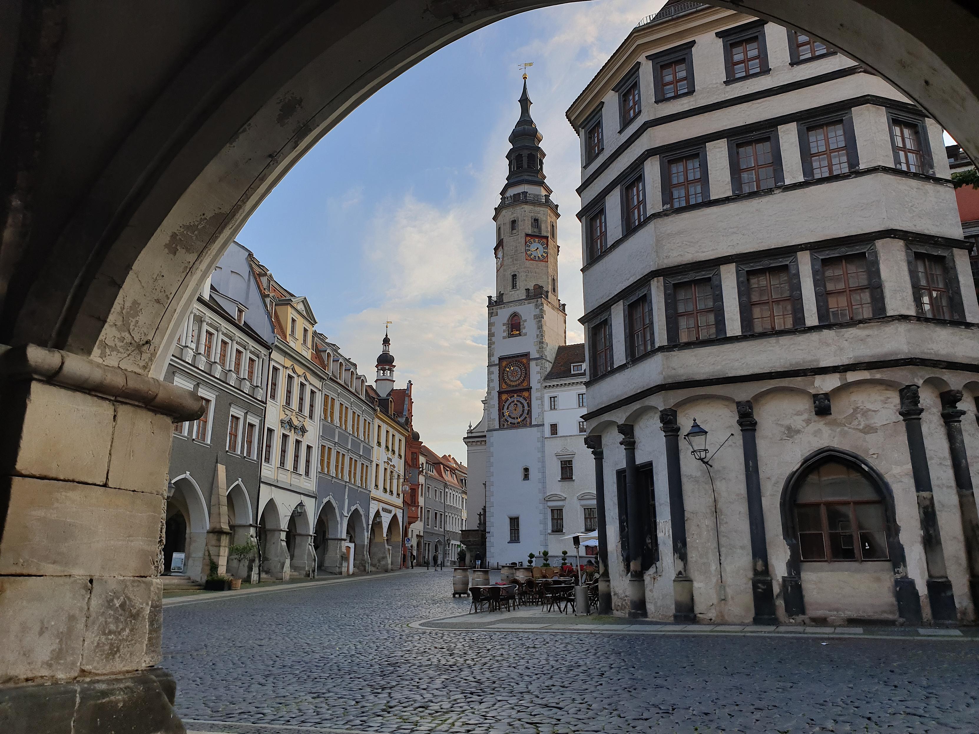 Blick auf den menschenleeren Untermarkt und das alte Rathaus.