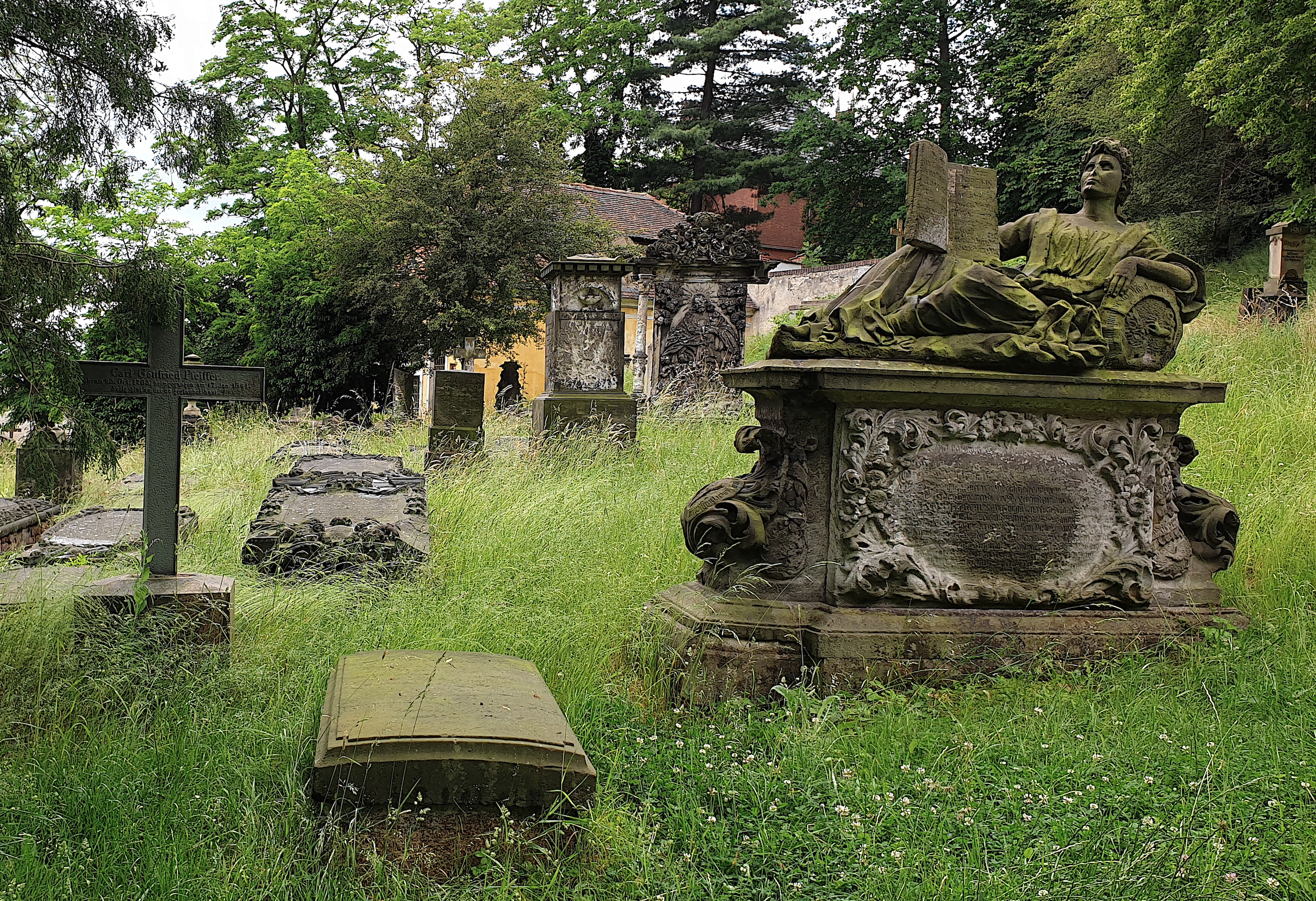Nikolai-Friedhof der alte und verfallene Bereich. Viel Grüntöne. Viele schwingende Linien. Grabmäler.
