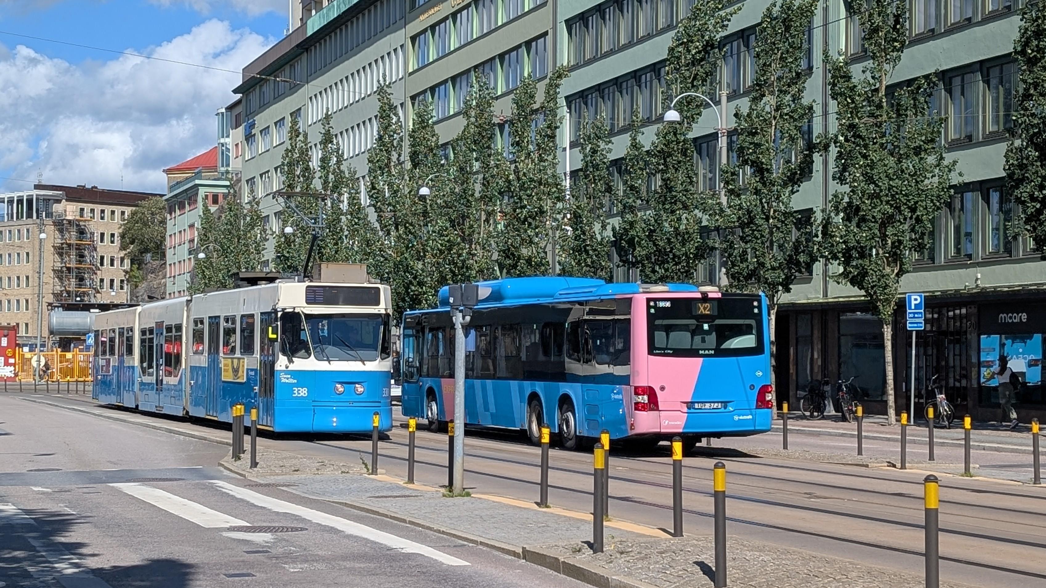 A Gothenburg M31 tram with blue-cream livery as line 1, an oncoming MAN as X2 service