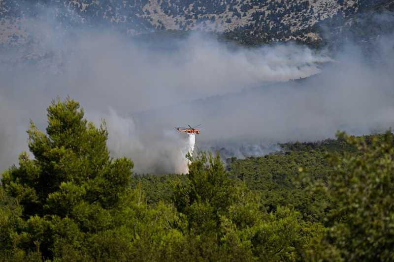2 firefighting planes collide midair near AthensTwo firefighting helicopters collided Sunday while battling a wildfire near Athens. Footage showed one helicopter crashing to the ground. #News #France #Athens #Europe