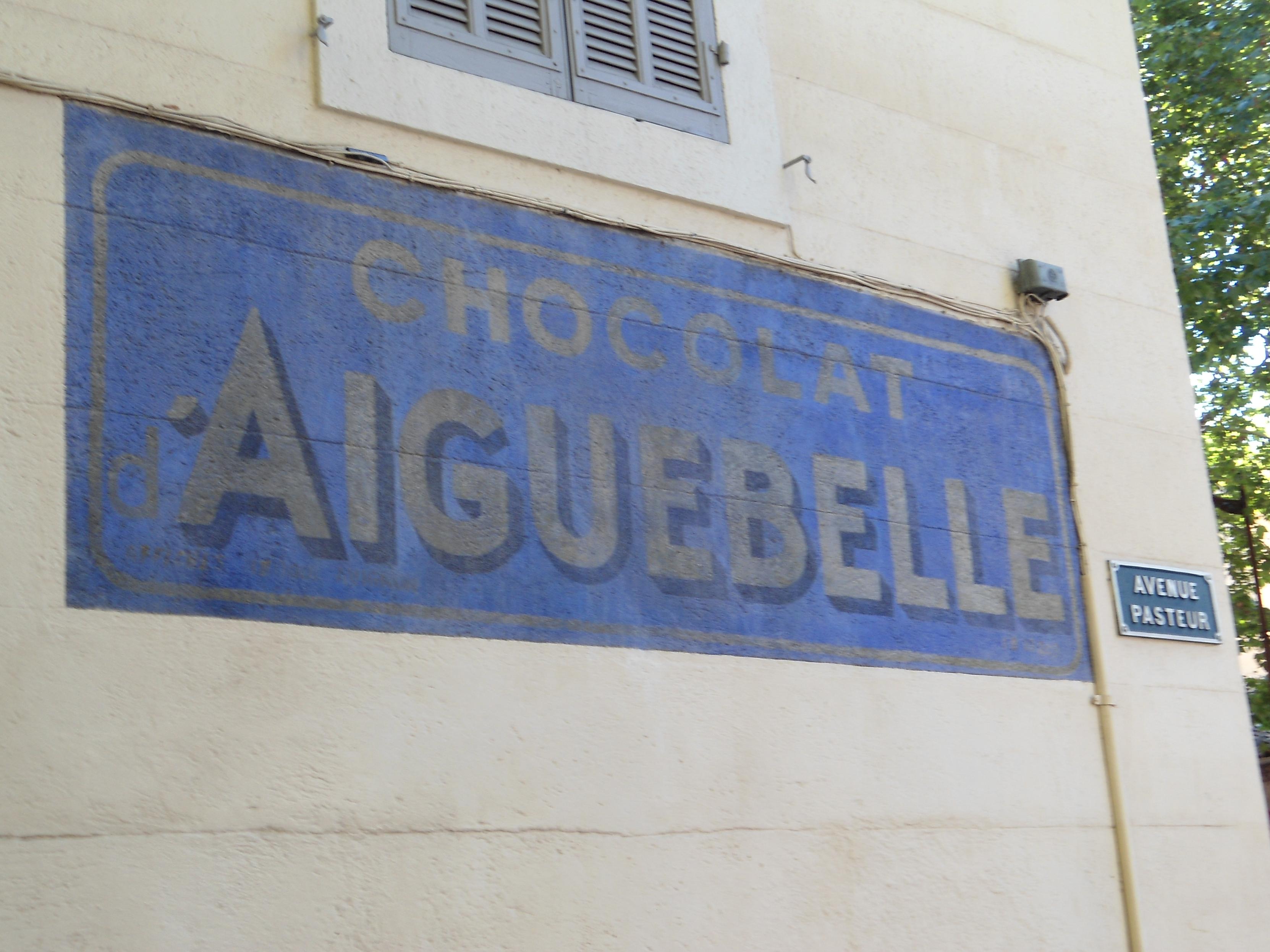 vieille publicité pour le chocolat aiguebelle, à Aix en Provence. Photo d'Ichtus.
