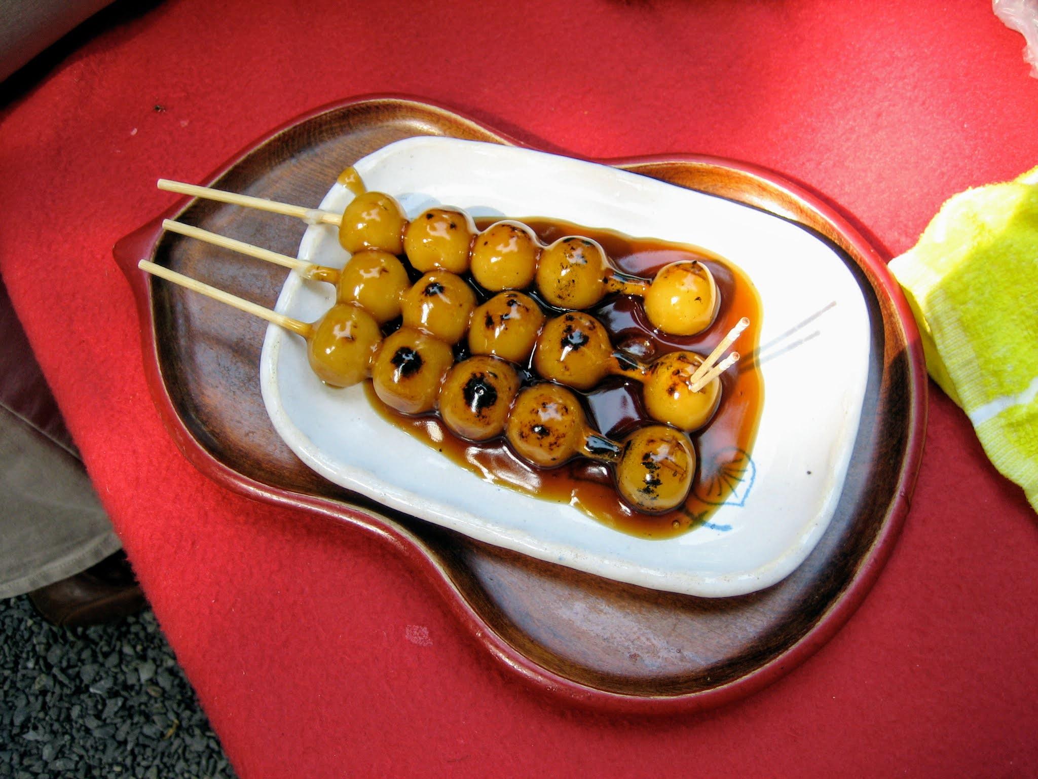 Mitarashi dango served at Kamo Mitarashi Chaya 'Tea House' (加茂みたらし茶屋).