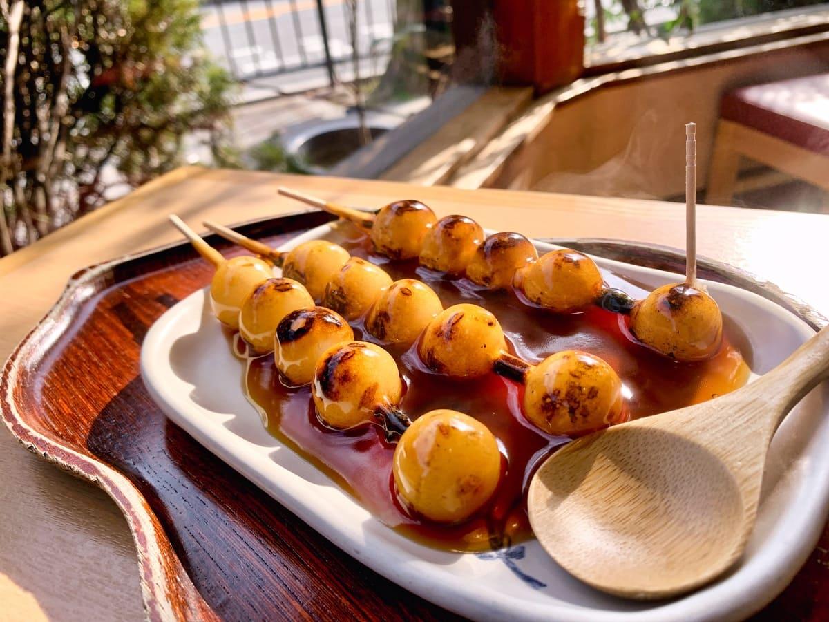 Mitarashi dango at Kamo Mitarashi Chaya.

Photo thanks - genjitsutouhi.com