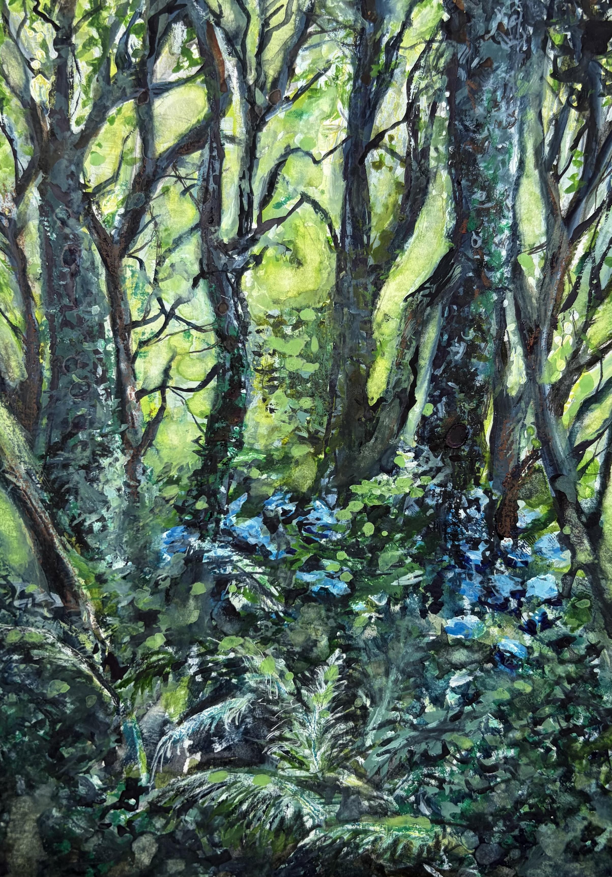Eine lebendige, strukturreiche Landschaft mit einem dichten Wald, geprägt von hohen Bäumen mit grünem Laub, satten Schatten und Flecken blauer Blumen inmitten üppigen Unterholzes.