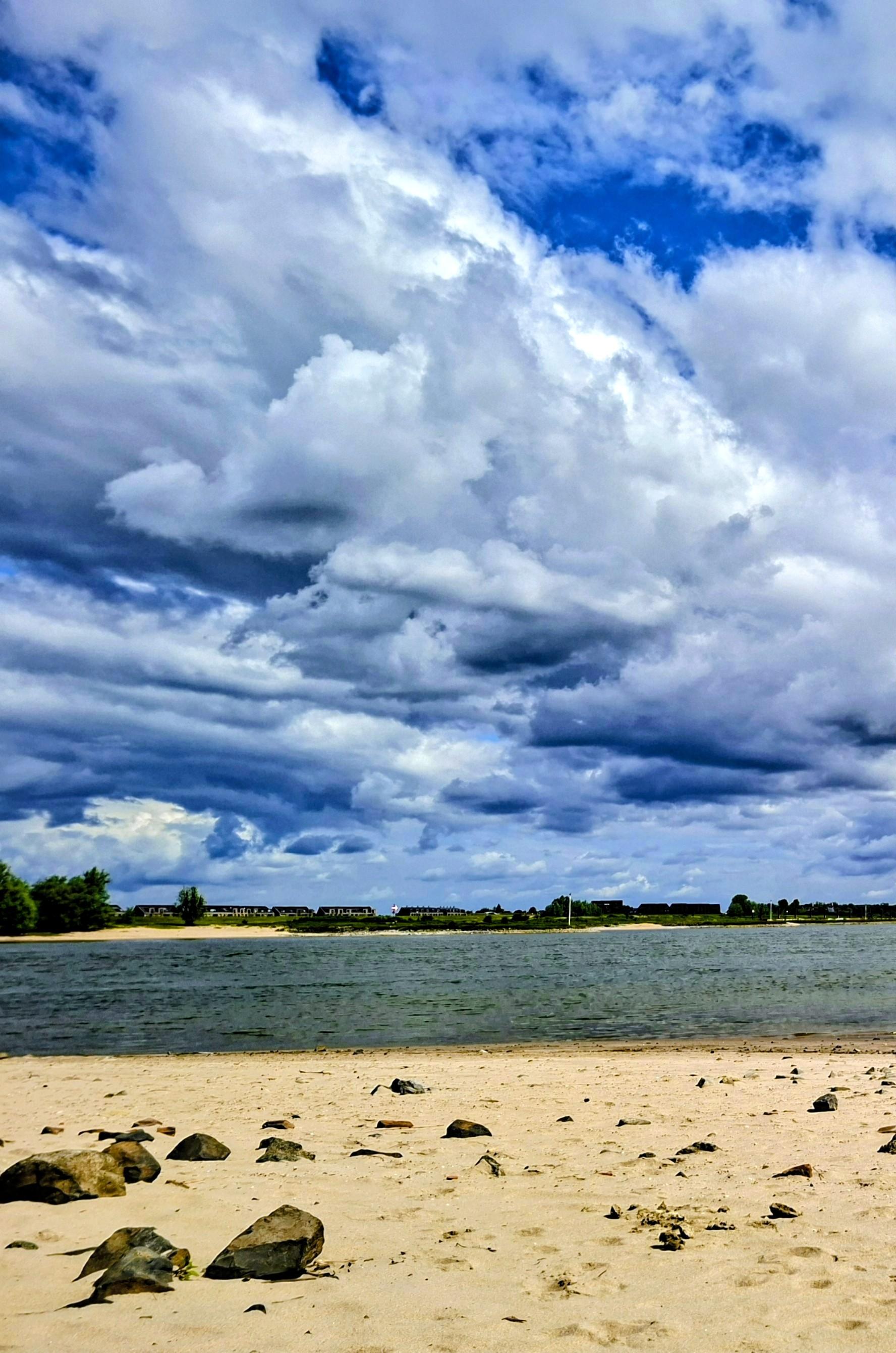 Op de foto rivier de waal, met daarboven veel mooie wolken.