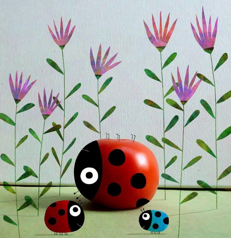 des coccinelles "dessinées" à partir de tomates, au-milieu de fleurs roses violettes