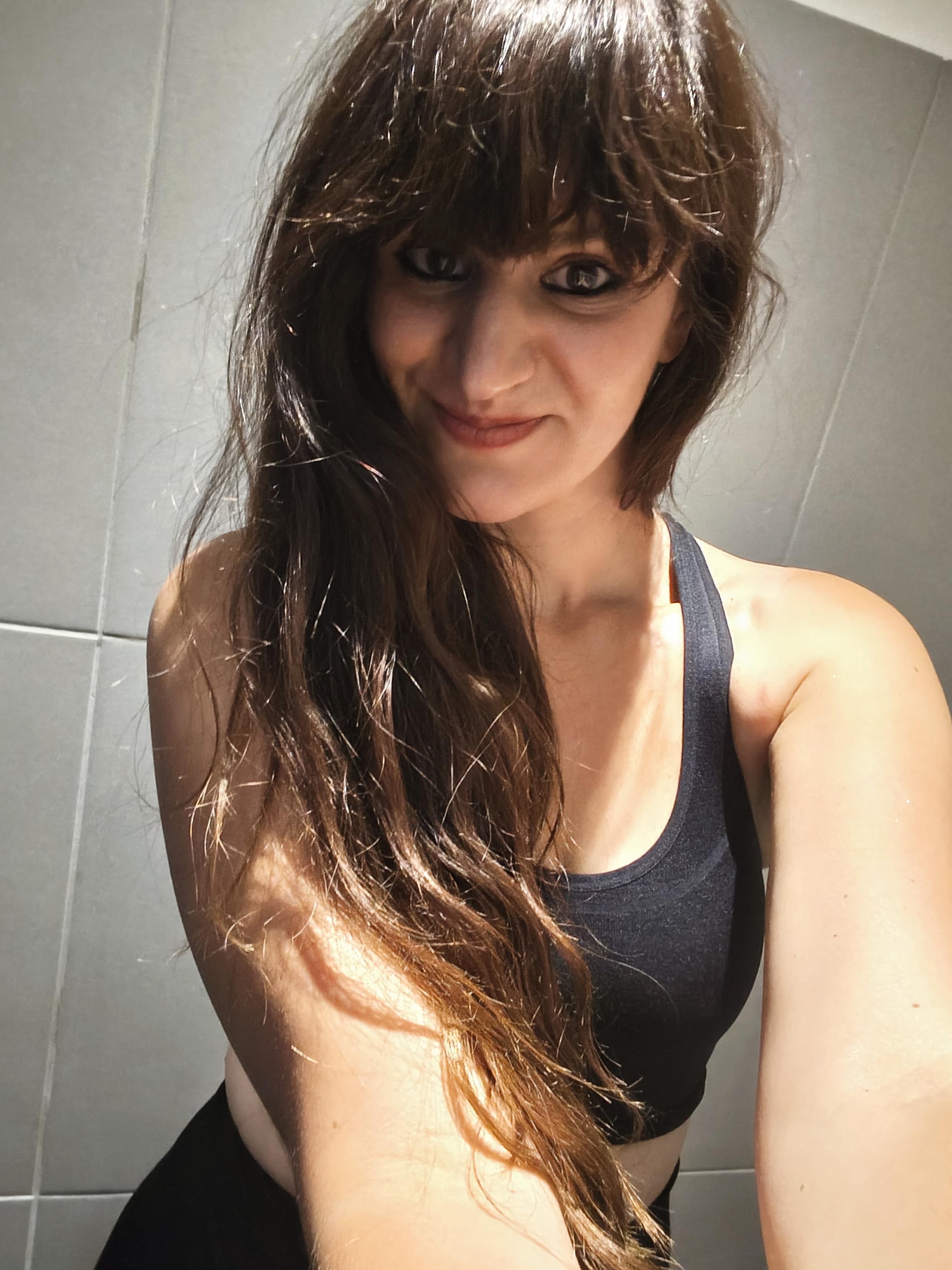 Selfie salle de sport femme brune