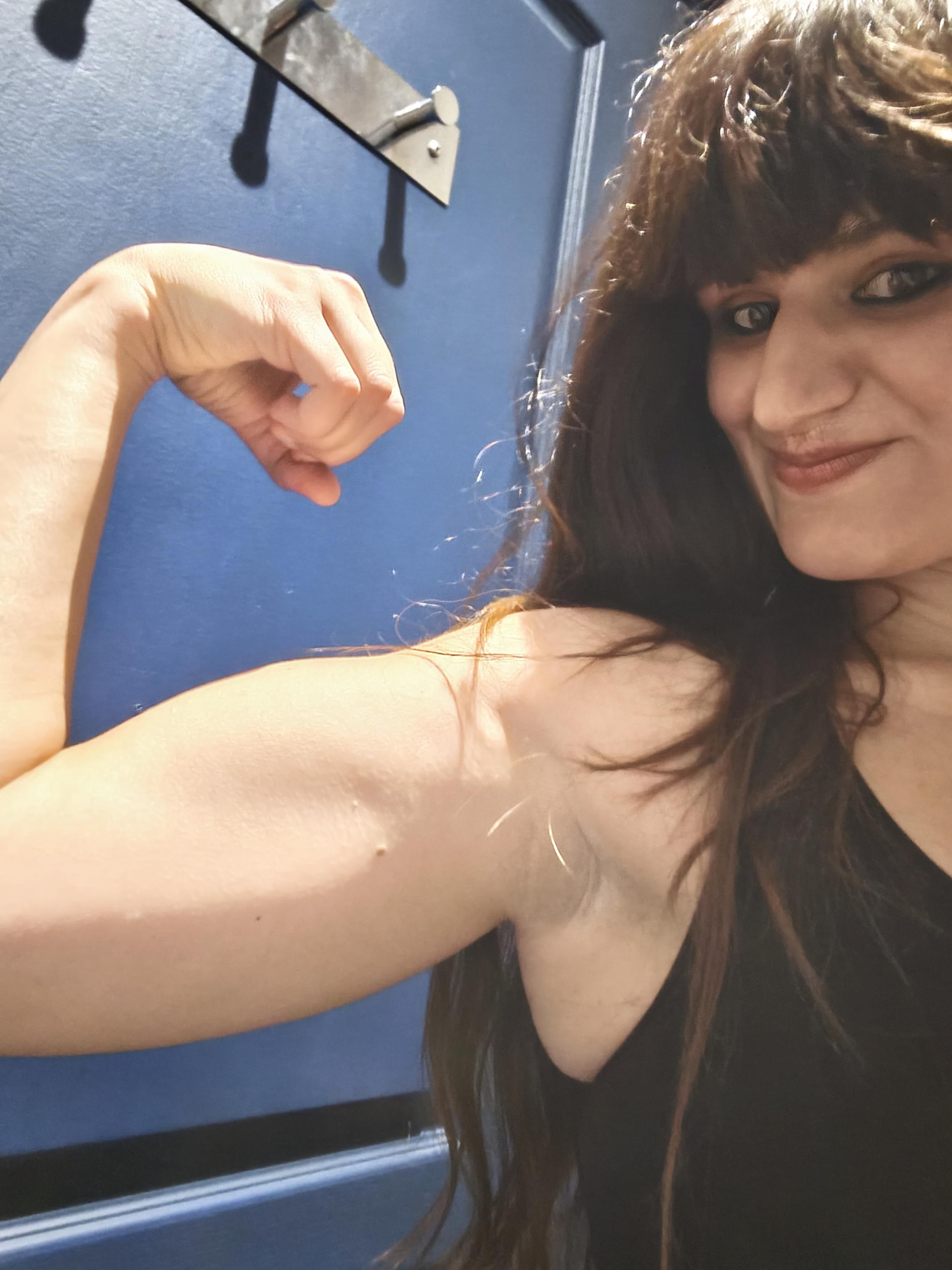 Selfie "drôle" sportif avec biceps contracté