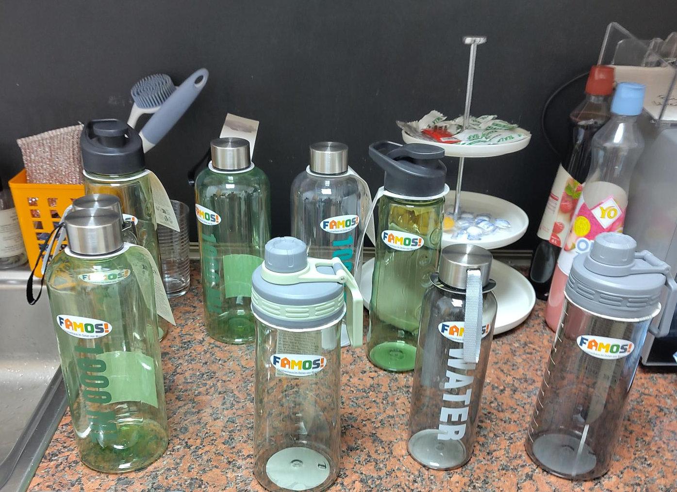 Kunststofftrinkflaschen für Bedürftige, die keine eigene Flasche haben.