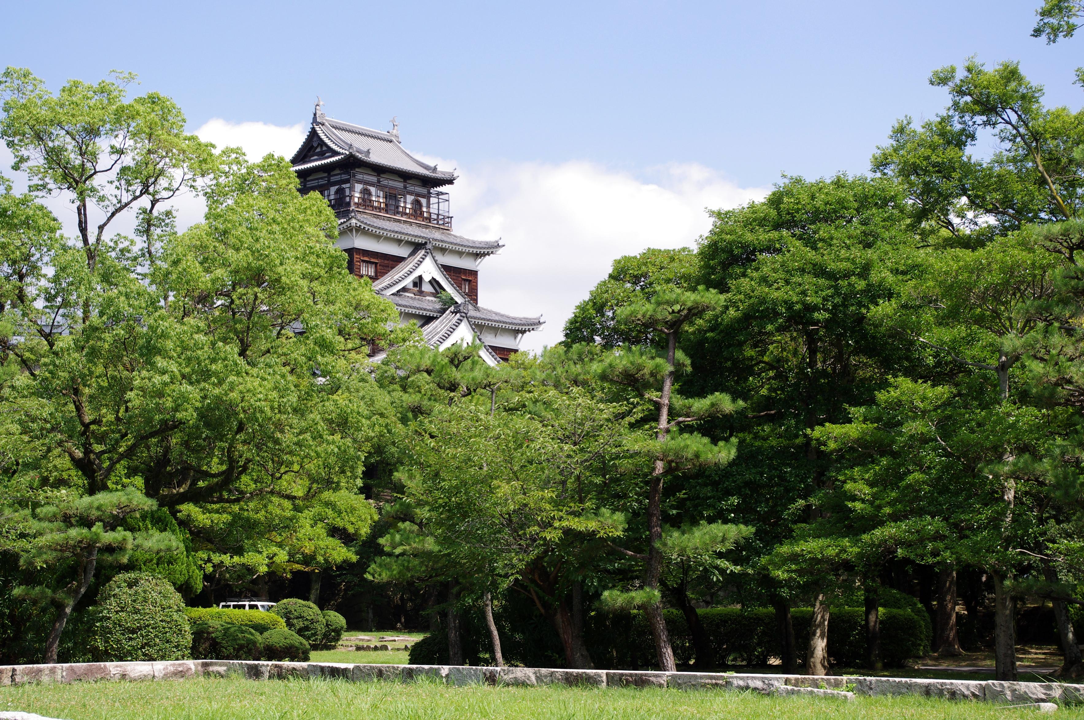 Hiroshima Castle Keep rises above the trees.