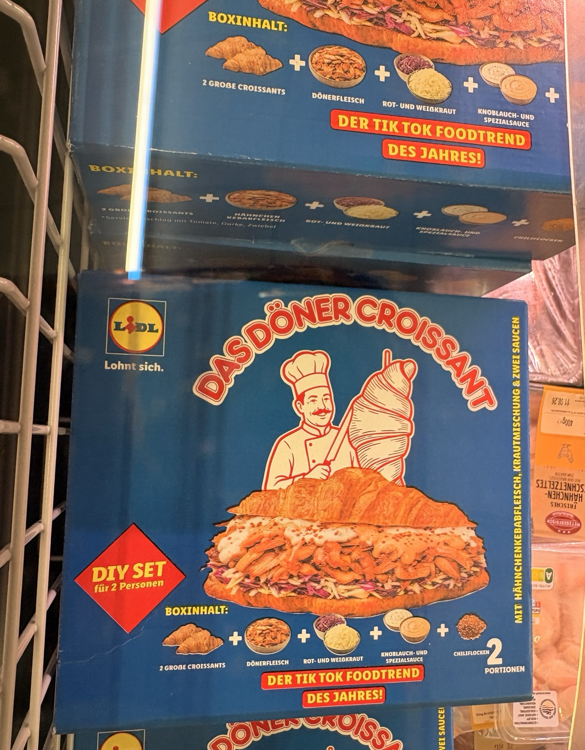 Tiefkühltruhe, Packung mit Aufschrift: Das Döner Croissant. Tiktok Trend.