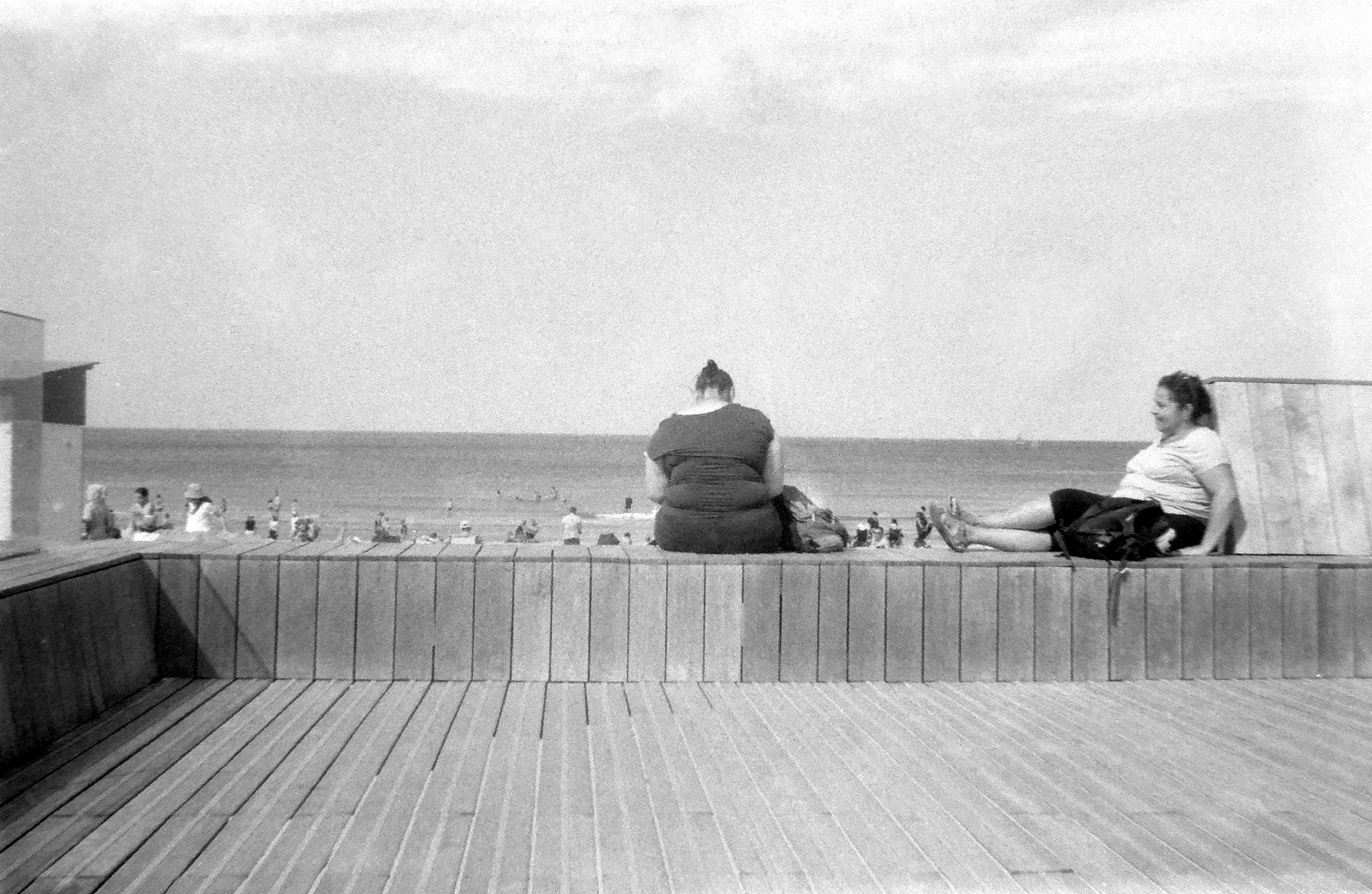 en noir et blanc, deux femmes, dedos, assise face à la mer