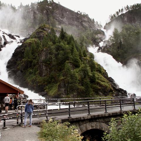 Låtefoss (Gesamtfallhöhe ca. 165m) mit der 1859 fertiggestellten Straßenbrücke davor