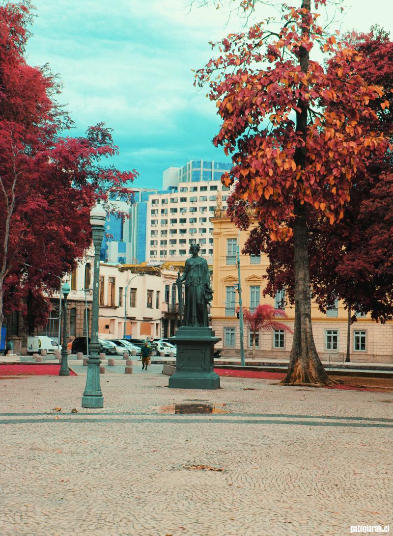 In 1865, the square received four additional statues in the classical style—cast in iron by the Val d'Osne foundry—representing the four virtues of modern nations: Justice, Liberty, Union, and Fidelity.
Justice in the image