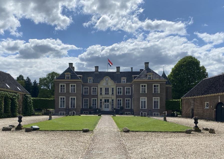 Landgoed met oprijlaan en grasvelden