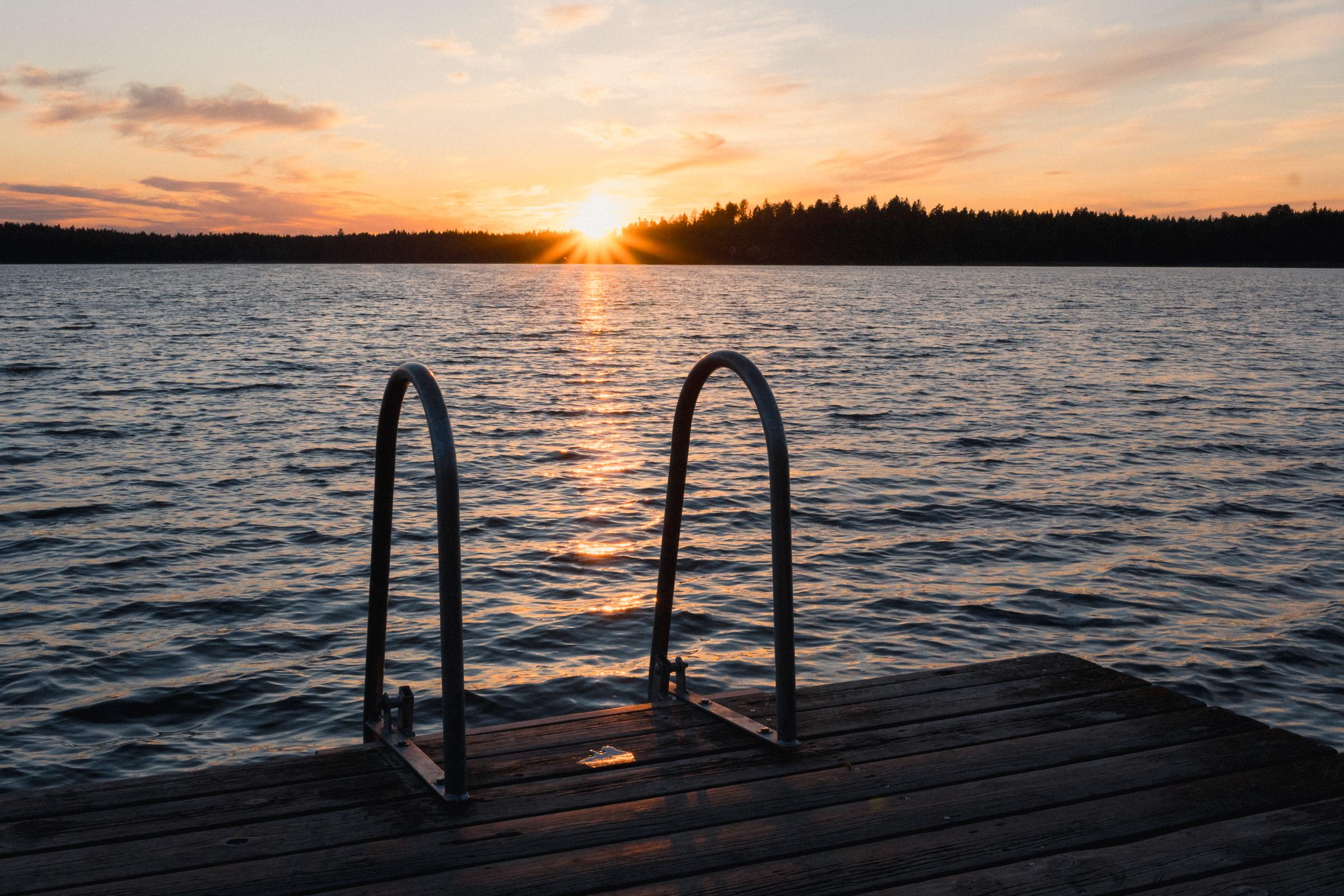 Leiter am Wasser, Abendsonne im Hintergrund