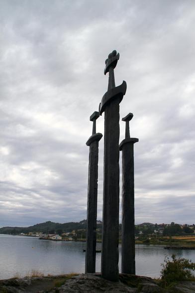 Stavanger, „Sverd i fjell“ = „Schwerter im Felsen“. 3 riesige Eisenschwerter stecken senkrecht nebeneinander im Fels direkt an der Küste. 