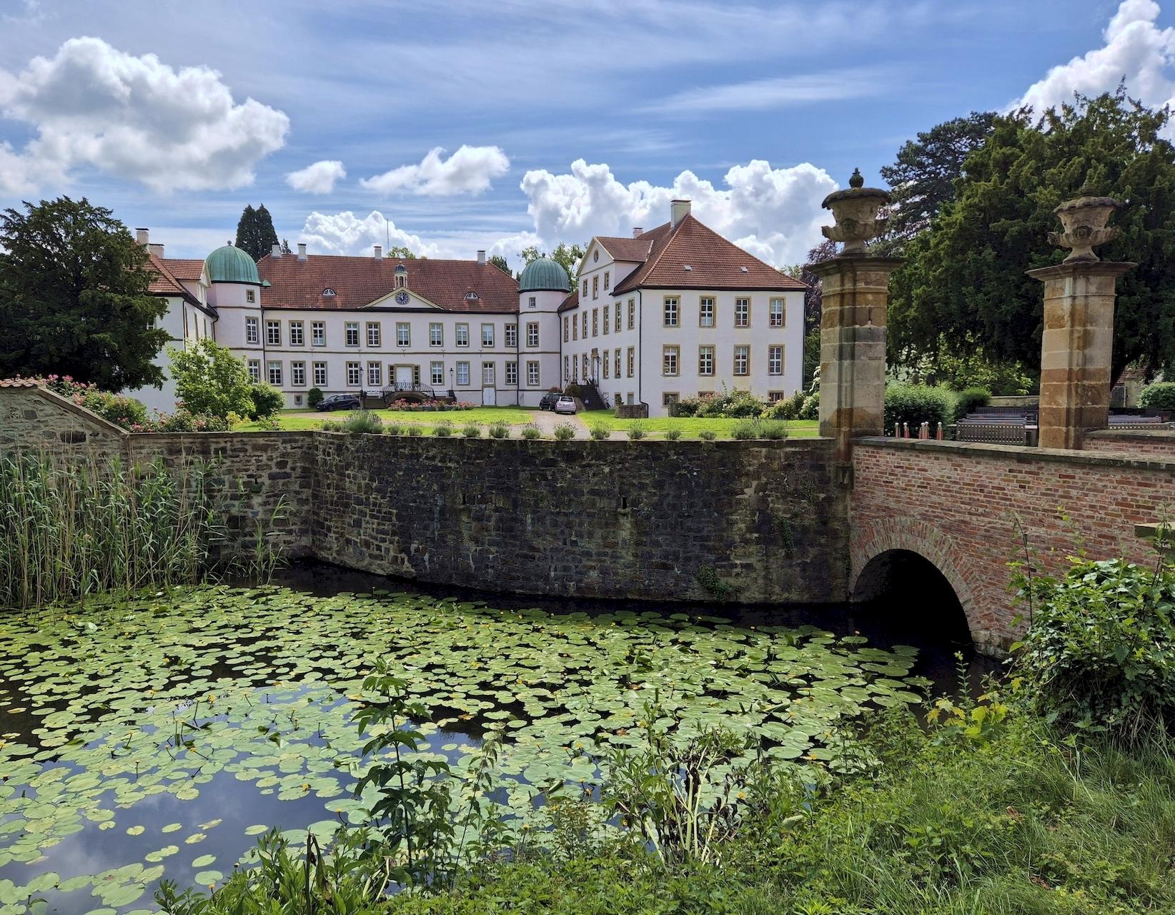 Das schöne Schloss Hünnefeld im Osnabrücker Land bei Bad Essen. Als Burg wurde Hünnefeld erstmals im 12. Jahrhundert erwähnt, im 15. Jahrhundert kam das Schloss in den Besitz der Familie von dem Bussche.