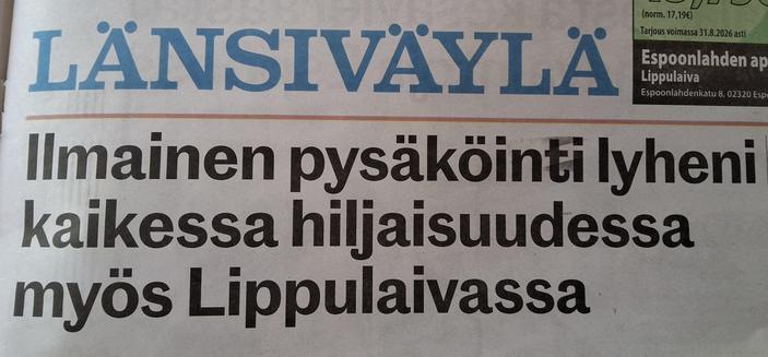 Kuva Länsiväylä–lehdestä. Suuri otsake "Ilmainen pysäköinti lyheni kaikessa hiljaisuudessa myös Lippulaivansa"
