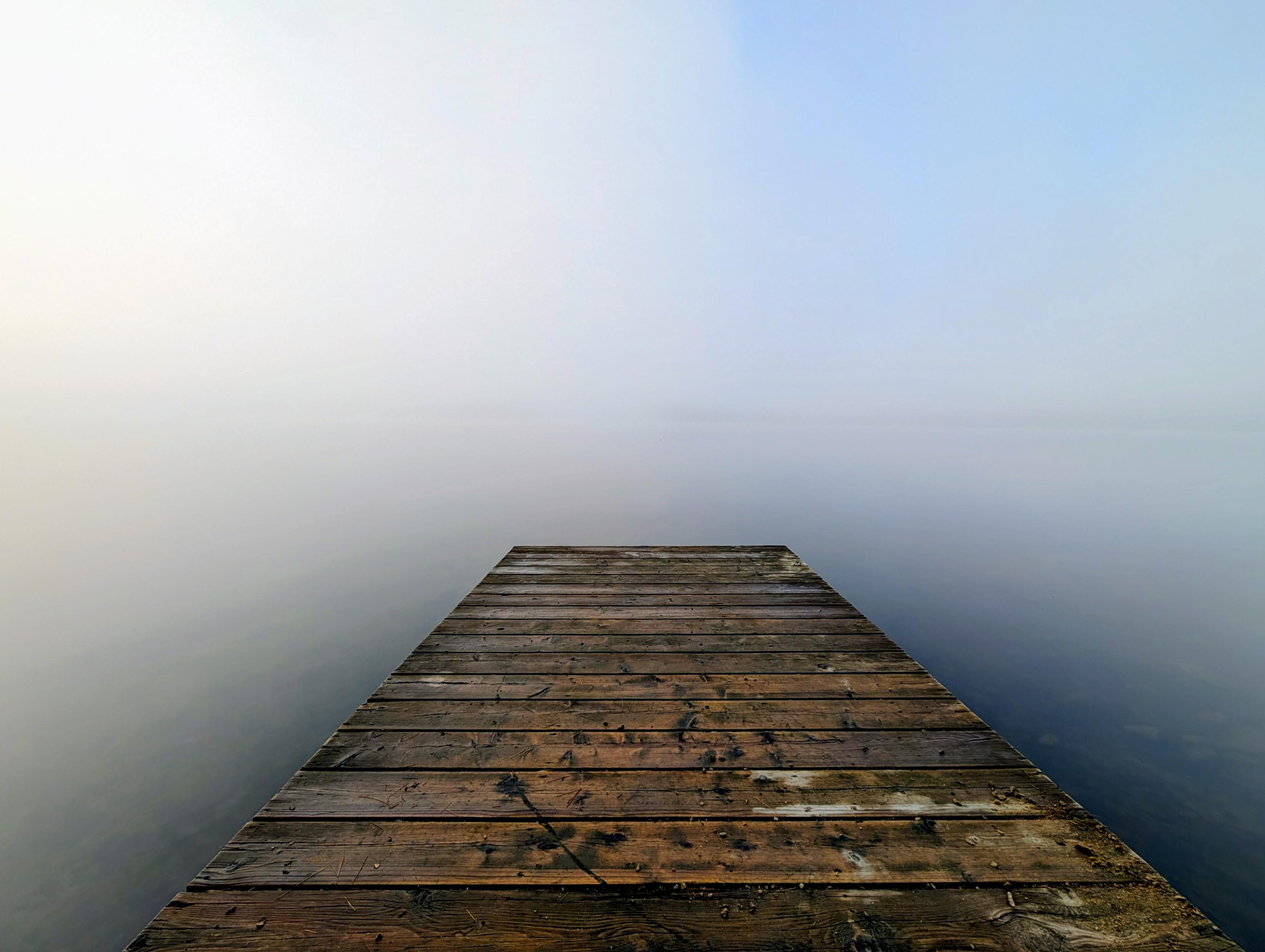Muelle con vista hacia el Lac Simon (Portneuf, Québec) perdido en la niebla matutina.
