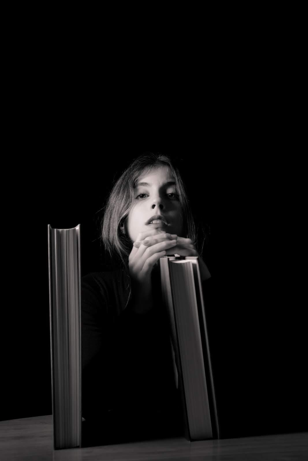 Mujer morena con libros.