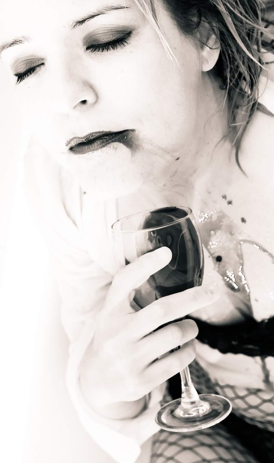 Mujer con copa de vino tinto.