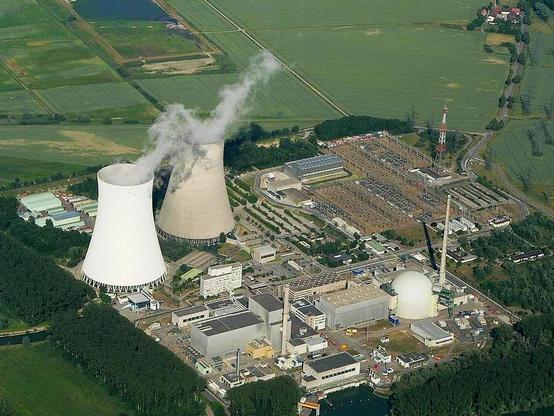 Luftaufnahme des Kernkraftwerks Philippsburg (2006). Beide Kühltürme wurden 2020 gesprengt.
Quelle: Lothar Neumann, Gernsbach
Lizenz: CC BY-SA 2.5