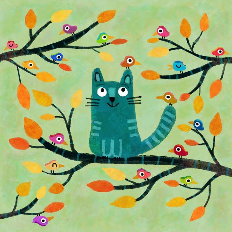 un gros chat vert assis dans un arbre, entouré d'oiseaux