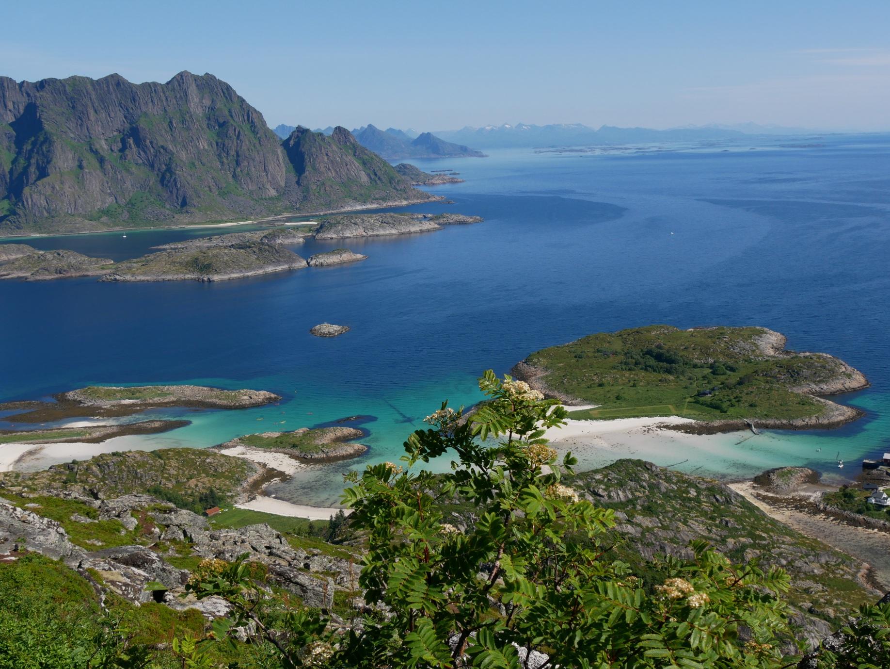 Blick vom Skrovafjellet von 258m Höhe auf den Vestfjord. Der Berg befindet sich auf der Insel Skrova, die nicht zu Unrecht als Postkarteninsel bezeichnet wird. Die Ausblicke sind atemberaubend auf Buchten, türkisfarbenes Meer, weiße Strände und Fjörde. Norwegen 2025