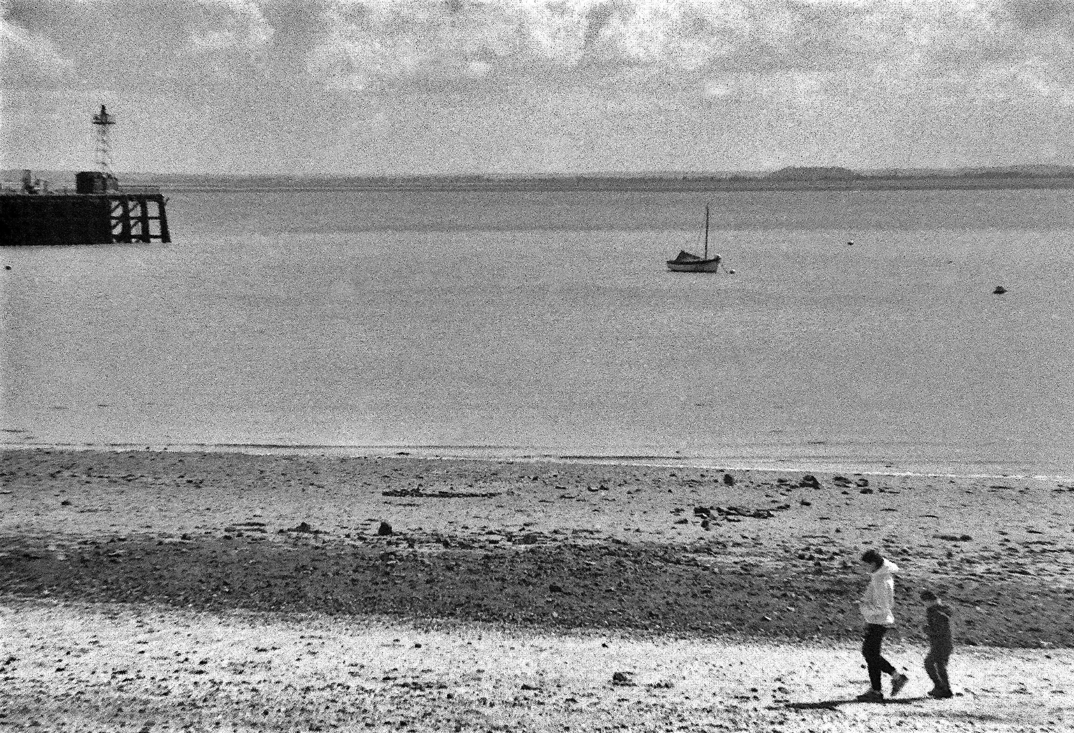 en noir et blanc, le bord de mer et la plage de Cancale
