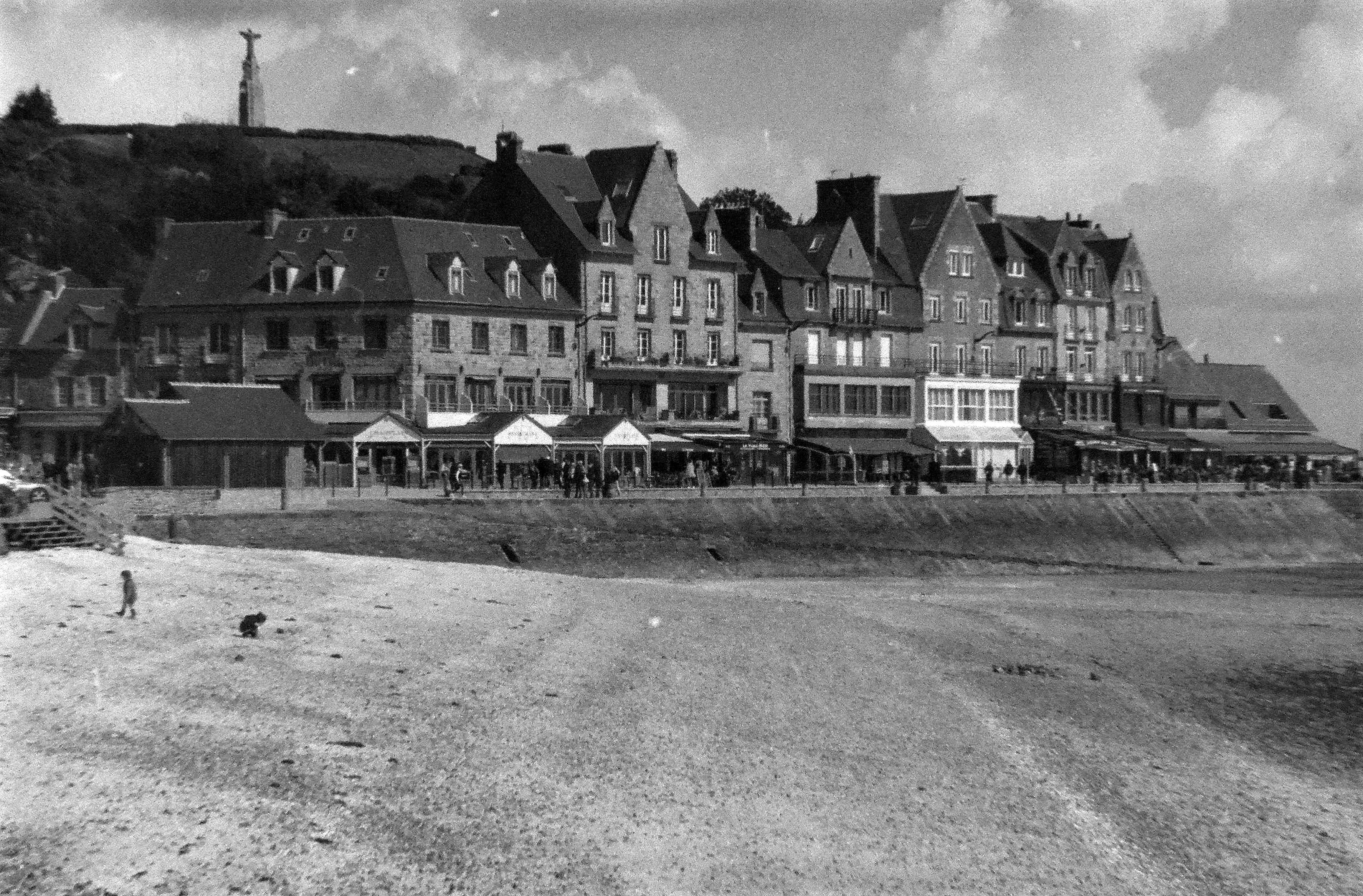 en noir et blanc, le bord de mer et la plage de Cancale