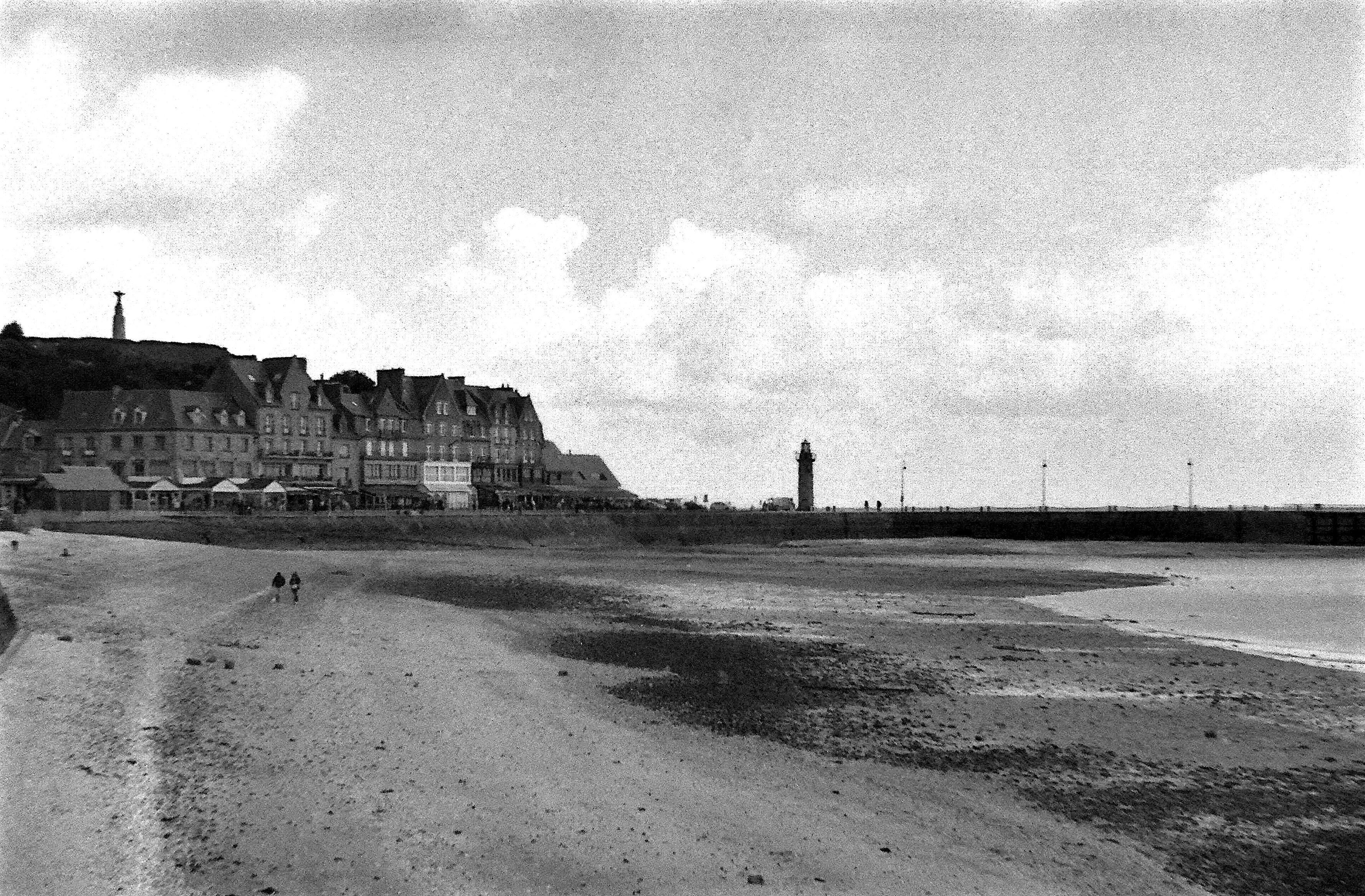 en noir et blanc, le bord de mer et la plage de Cancale