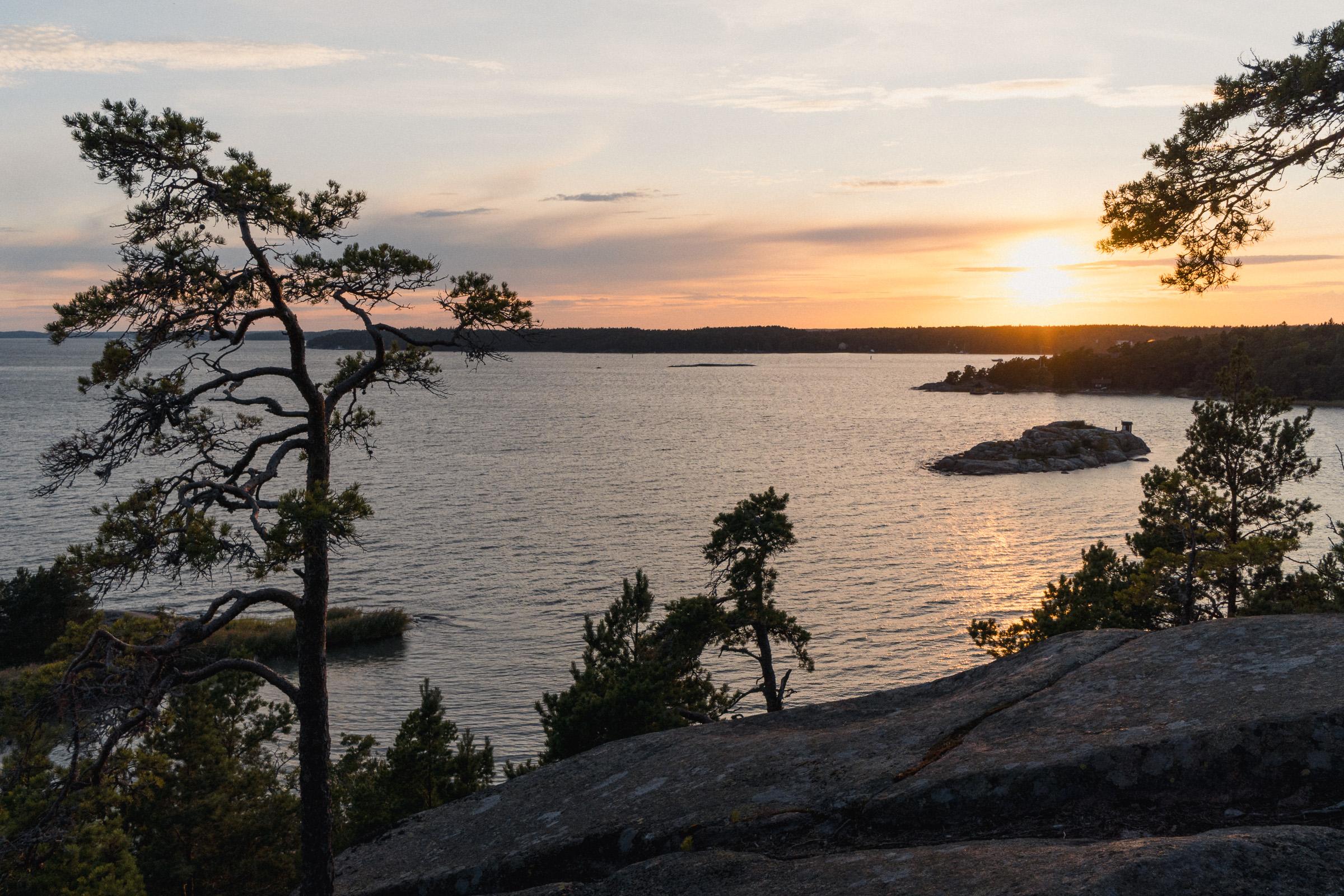 Abendsonne über Felsen am Schärenmeer