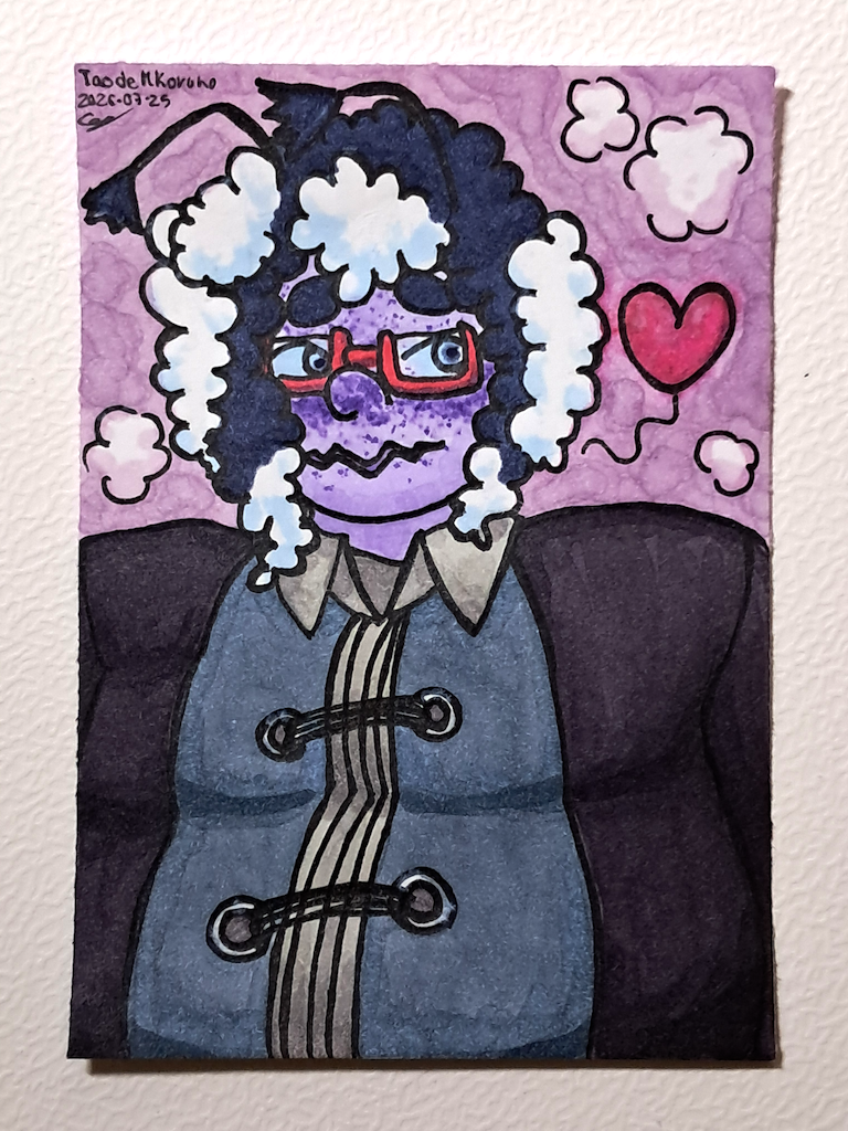 Un dessin représentant Tao, un monsieur très rond à la peau pâle/violette, aux cheveux noirs et blancs, des sourcils gros et ronds et deux antennes partant de sa tête ; il porte un costume un peu serré constitué d'une chemise grise et d'une veste noire ; il rougit et détourne les yeux vers sa gauche.