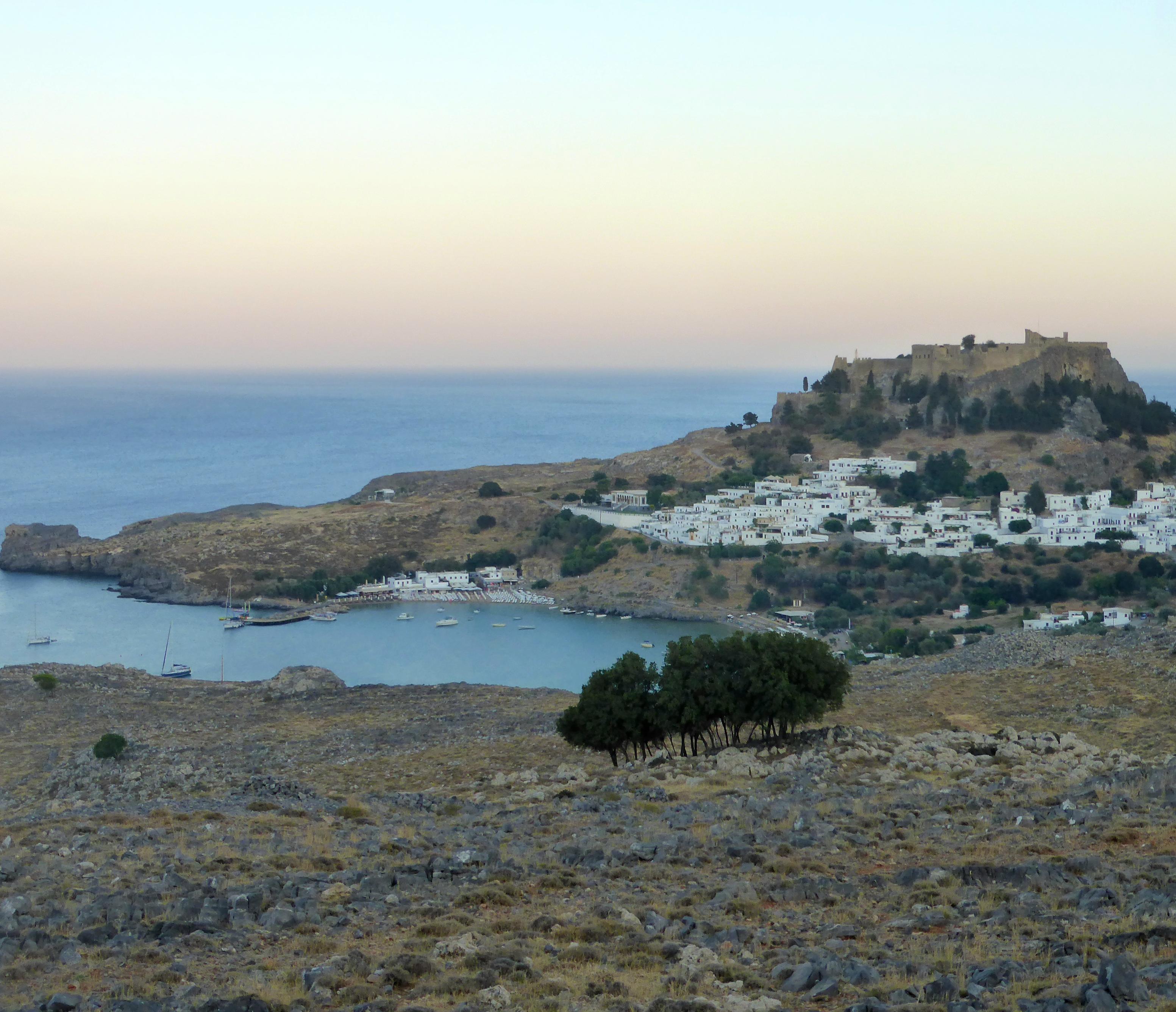 Blick auf die historische Altstadt Lindos auf Rhodos mit seiner Akropolis bei Abendstimmung. Lindos 2018