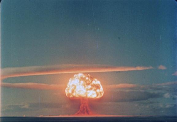 Erster sowjetischer Wasserstoffbombentest (Joe 4 oder RDS-6) 12. August 1953, UdSSR.
Quelle: atomicarchive.com, https://www.atomicarchive.com/media/photographs/testing/soviet/sloika-2.html