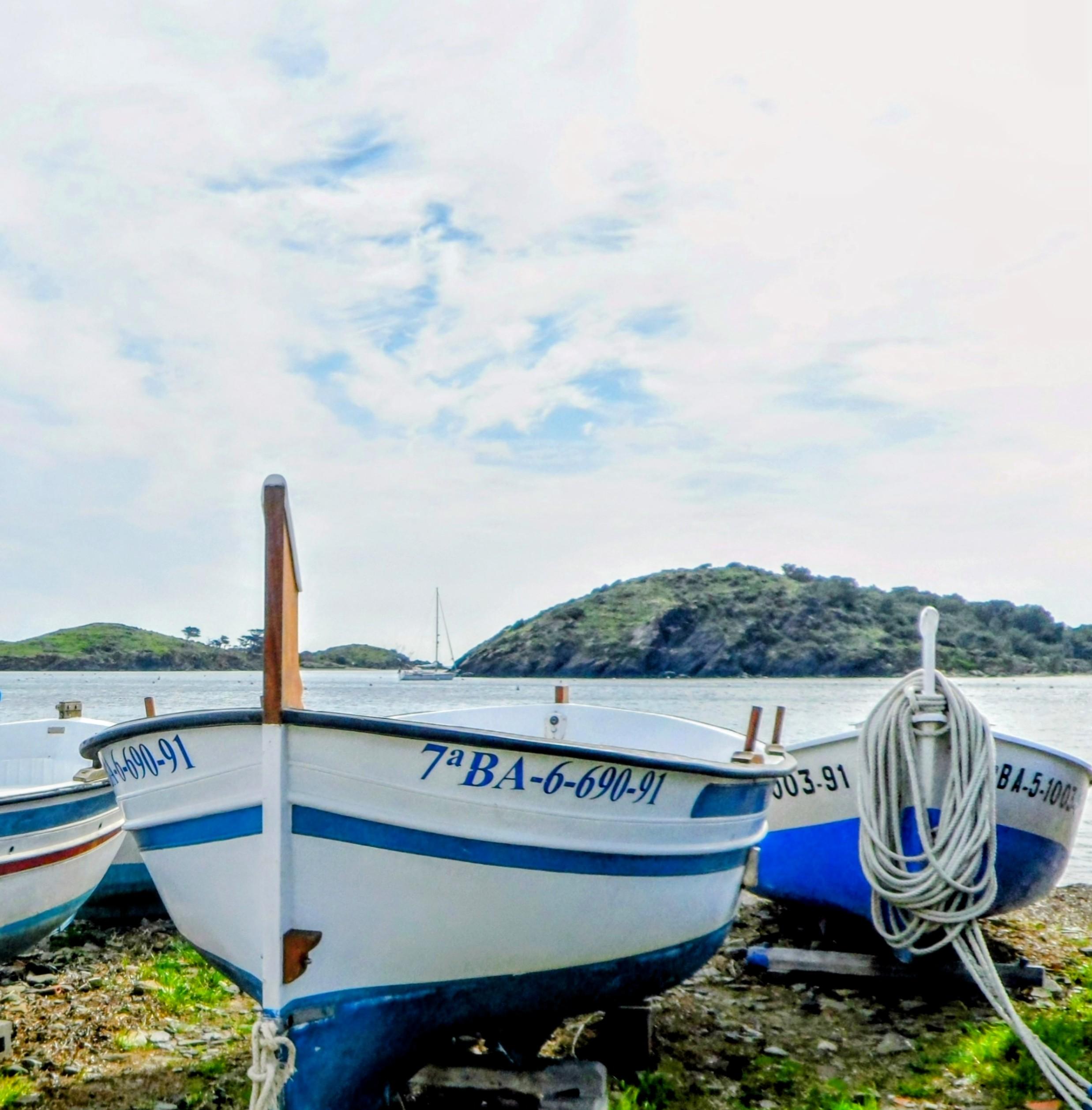 Op deze foto bootjes op het strand van Cadaques in noord oost Spanje, met erachter de middellandse zee en bergen