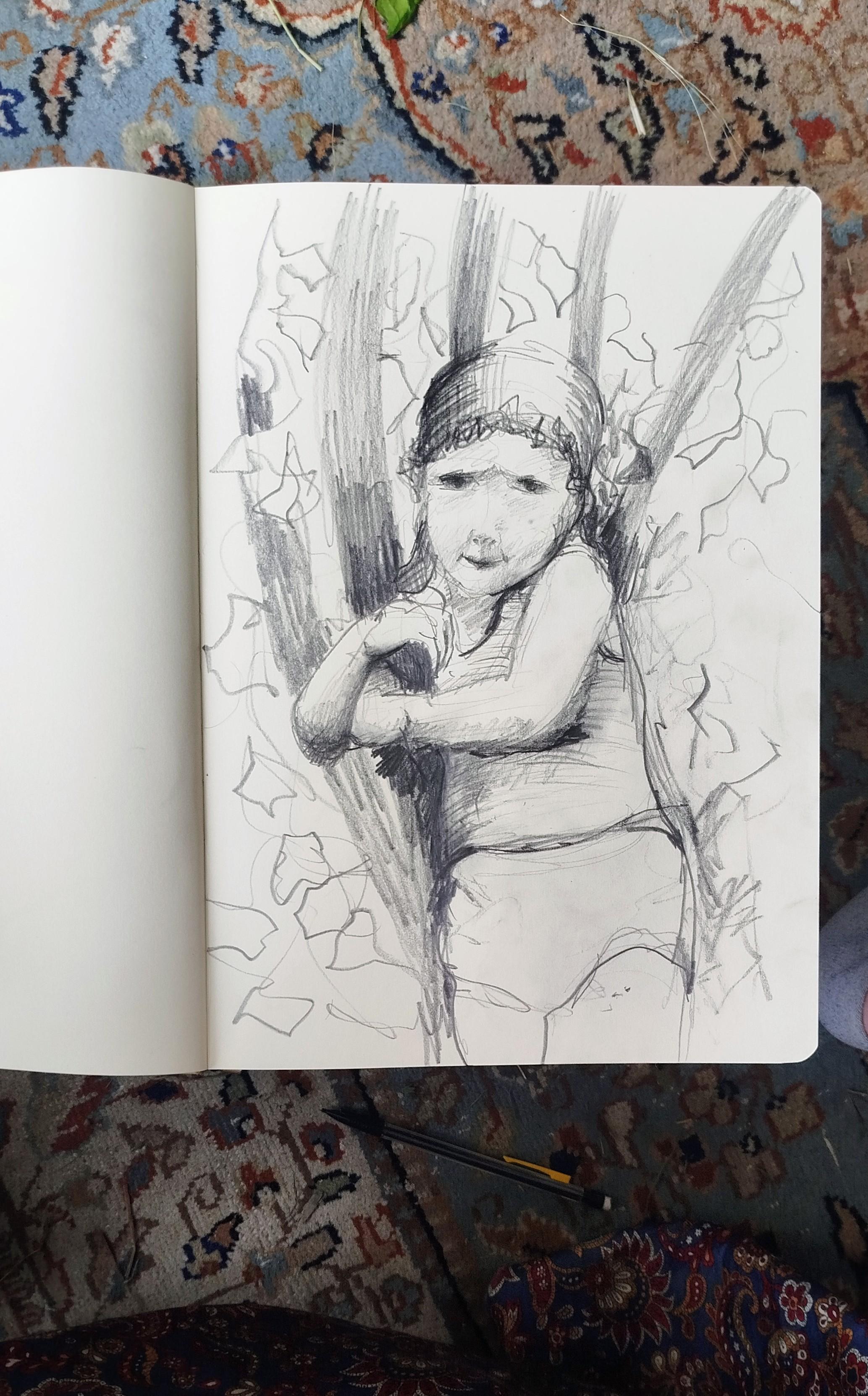Dessin au crayon gris sur papier blanc.
Petite fille, moi enfant, avec un fichu dans les cheveux, en short et débardeur enlassant un arbre.