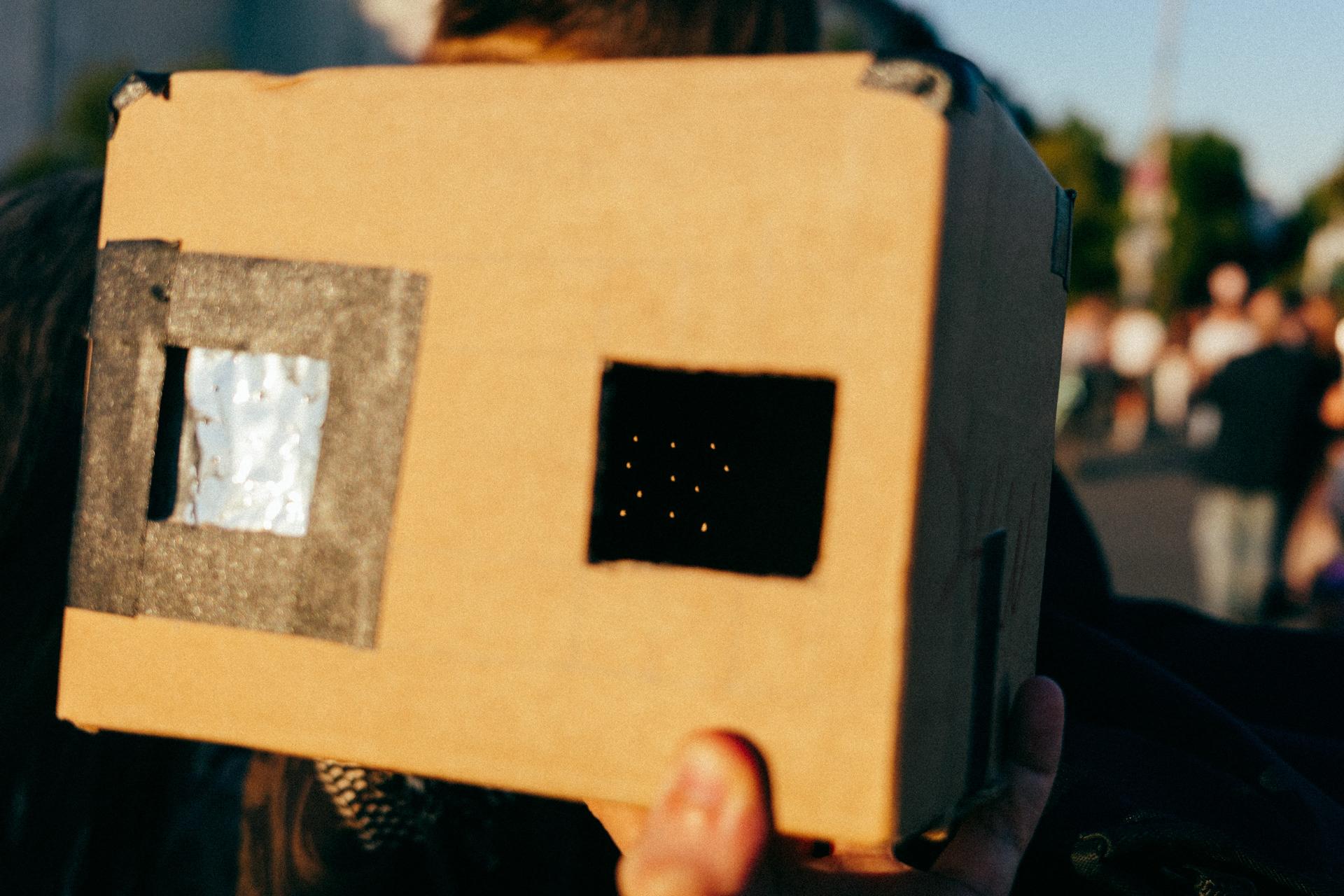 Caja para ver el eclipse, los agujeritos proyectan formas lunares en el interior.
Box for viewing the eclipse; tiny holes project lunar shapes onto the inside.
