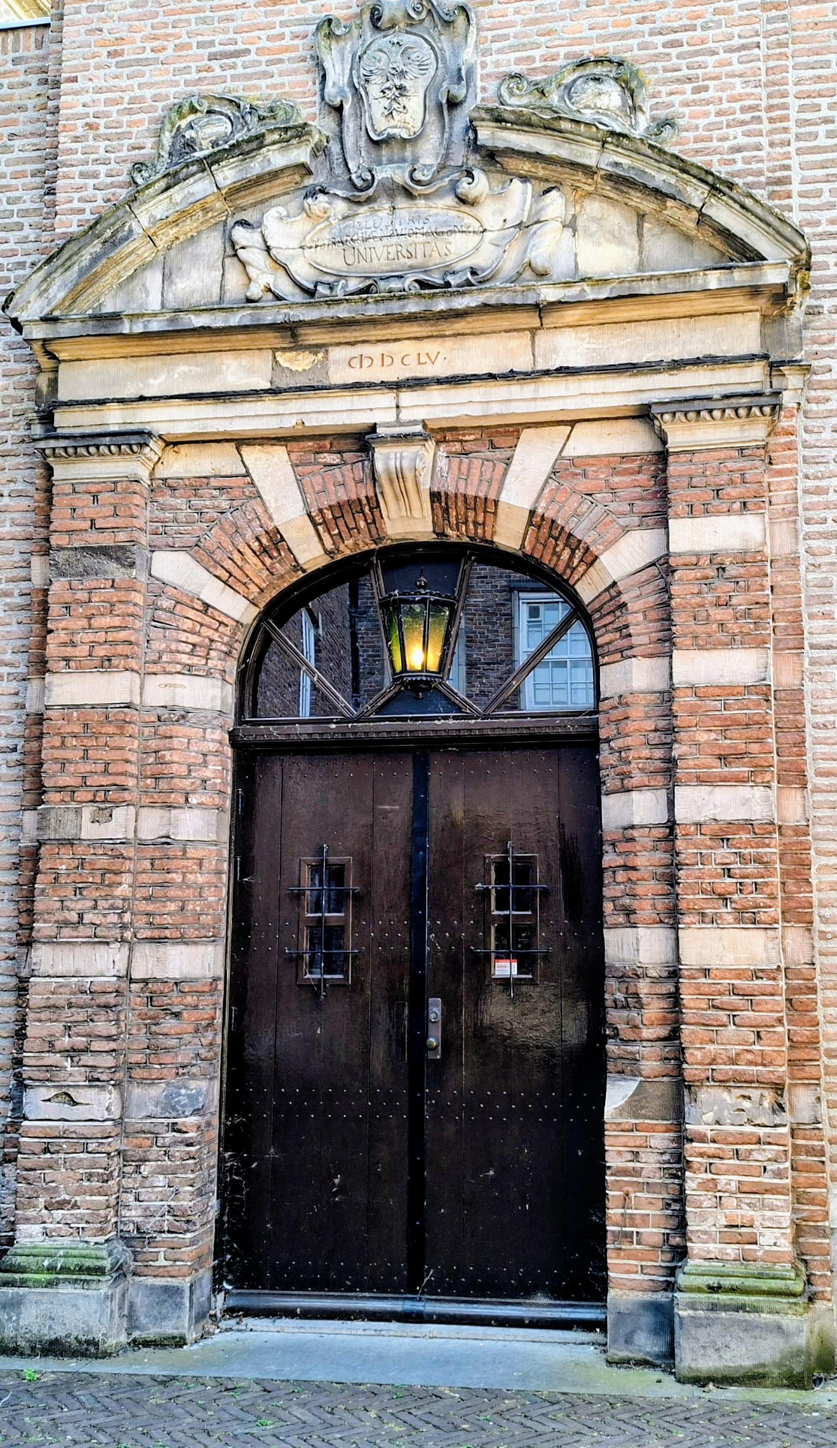 Op deze foto een oude poort uit het jaar 1655. Deze staat in het centrum van Nijmegen, Nederland.