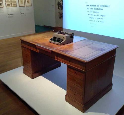 Schreibmaschine und Schreibtisch von René Goscinny, zu sehen anno 2018 in einer Sonderausstellung des musée d'Art et d'Histoire du judaïsme, Paris.