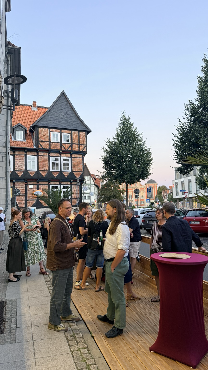 Die beiden Initiatoren und Hauptsponsoren des Parklet, Frank Loock und Leo Pröttel, miteinander im Gespräch