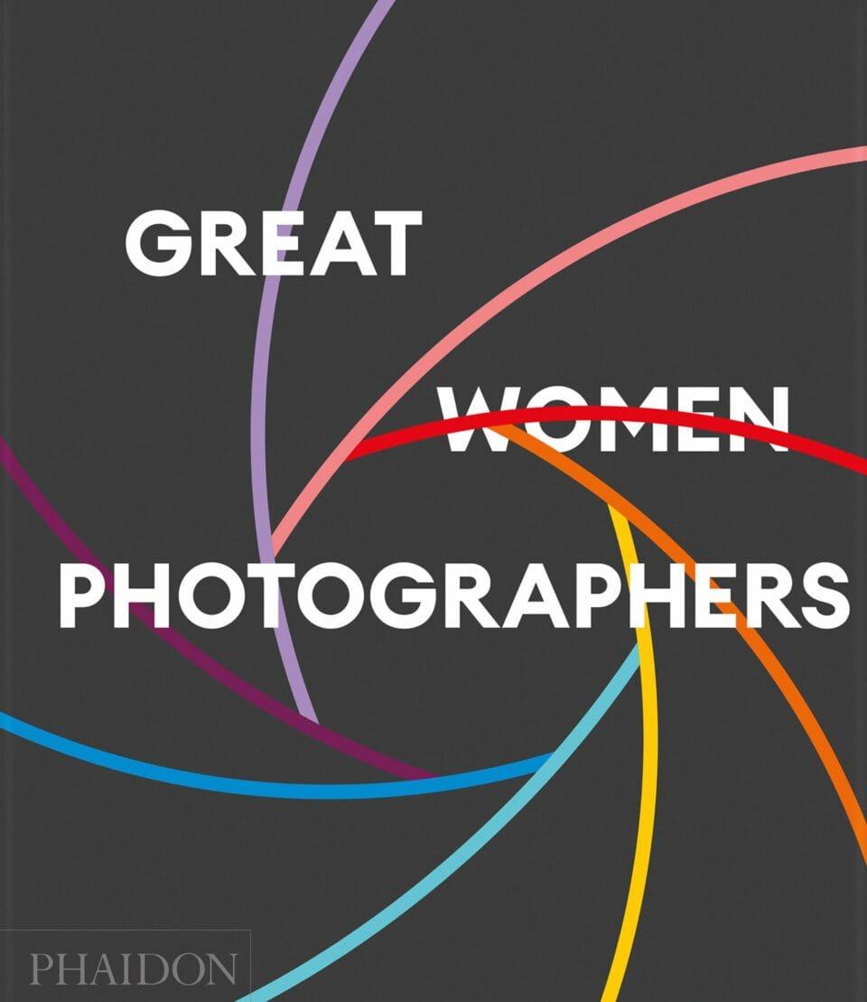 Copertina del libro "Great Women Photographers" con il titolo sovrapposto da un diaframma stilizzato