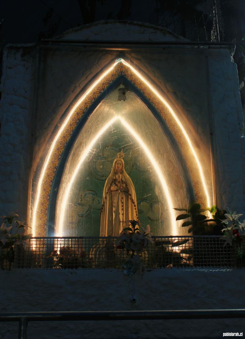 Close-up. Grotto with Our Lady of Fátima at Praça Presidente Pedro Aguirre Cerda.