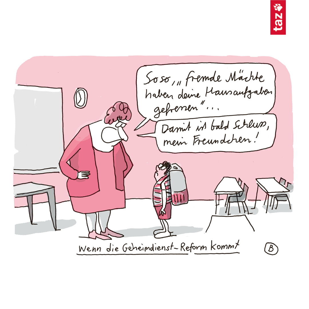 Karikatur: Eine Lehrerin in rosa Kleidung steht vor einem Kind mit Rucksack in einem Klassenzimmer. Um beide herum befinden sich Tische, Stühle und eine Tafel. Die Lehrerin sagt: „So so, „fremde Mächte haben deine Hausaufgaben gefressen“… Damit ist bald Schluss, mein Freundchen!“. Unten steht der Titel: „Wenn die Geheimdienst-Reform kommt“.