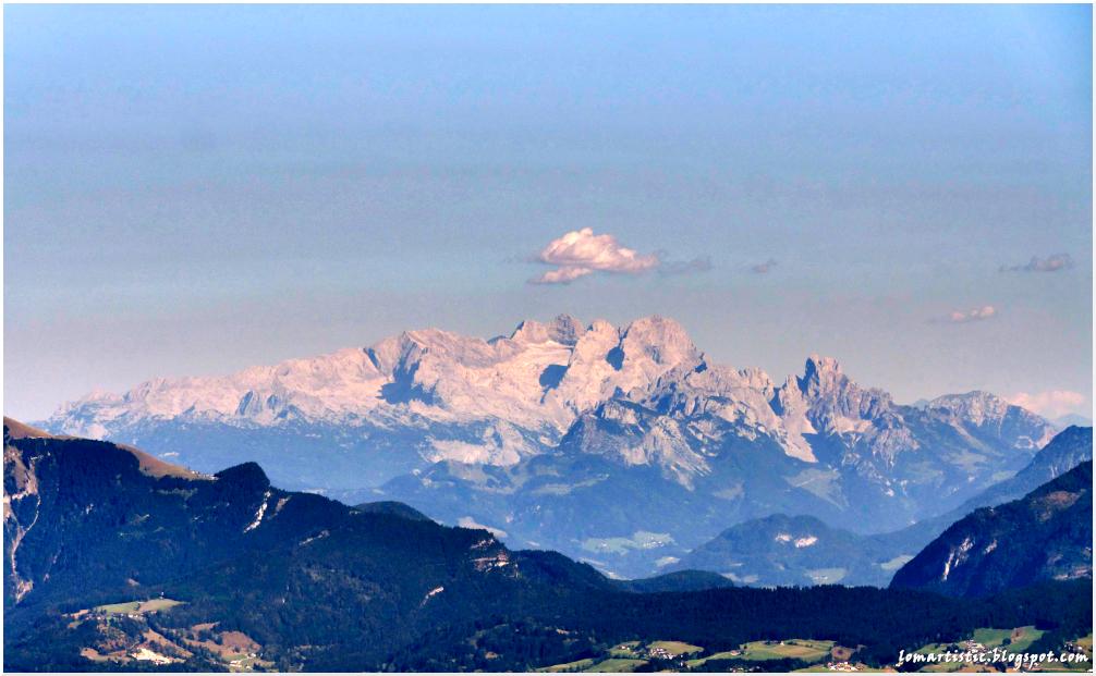 Bergmassiv mit Schneeresten